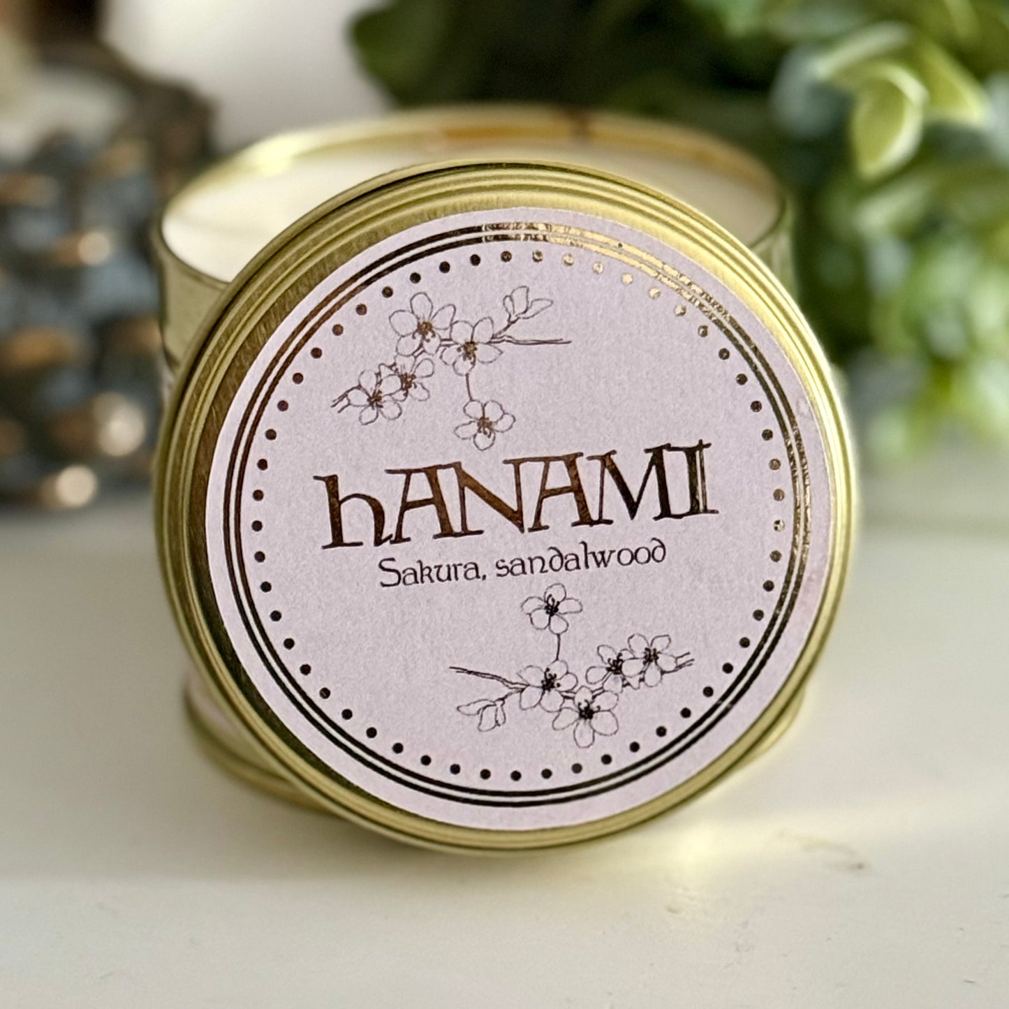 Bougie parfumée à la fleur de cerisier appelée Sakura au Japon et au bois de santal